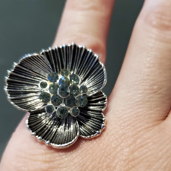 9/$30 ππ€ EUC floral ring with faux diamond stones in centre - Picture 4 of 9